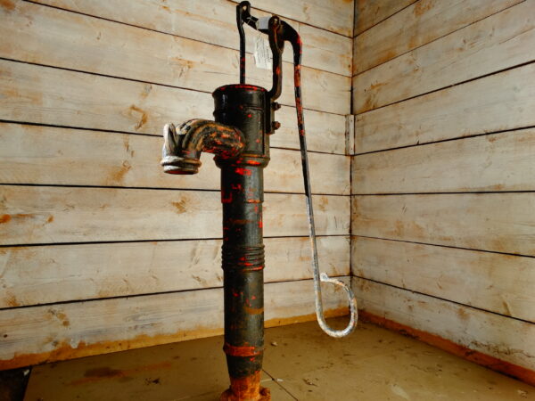 Antique Cast Iron Water Pump Main Image GFO-0051