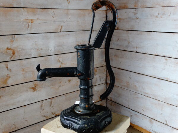 Cast Iron Victorian Water Pump Main Image GFO-0055